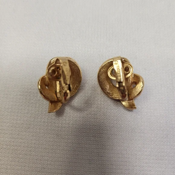 Crown Trifari Gold and White Enamel Brooch and Earring Knot Set - Picture 7 of 13